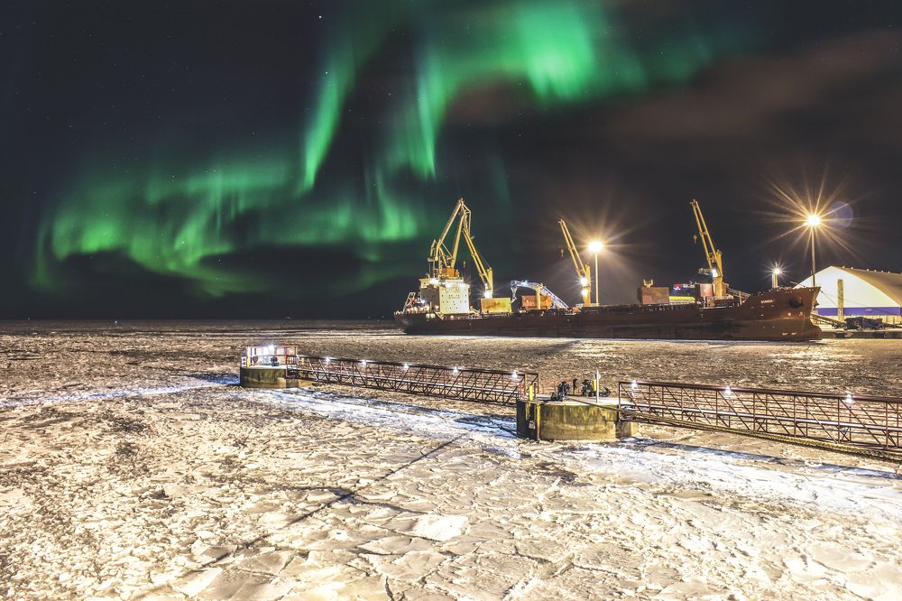 Ночной мороз и северное сияние.