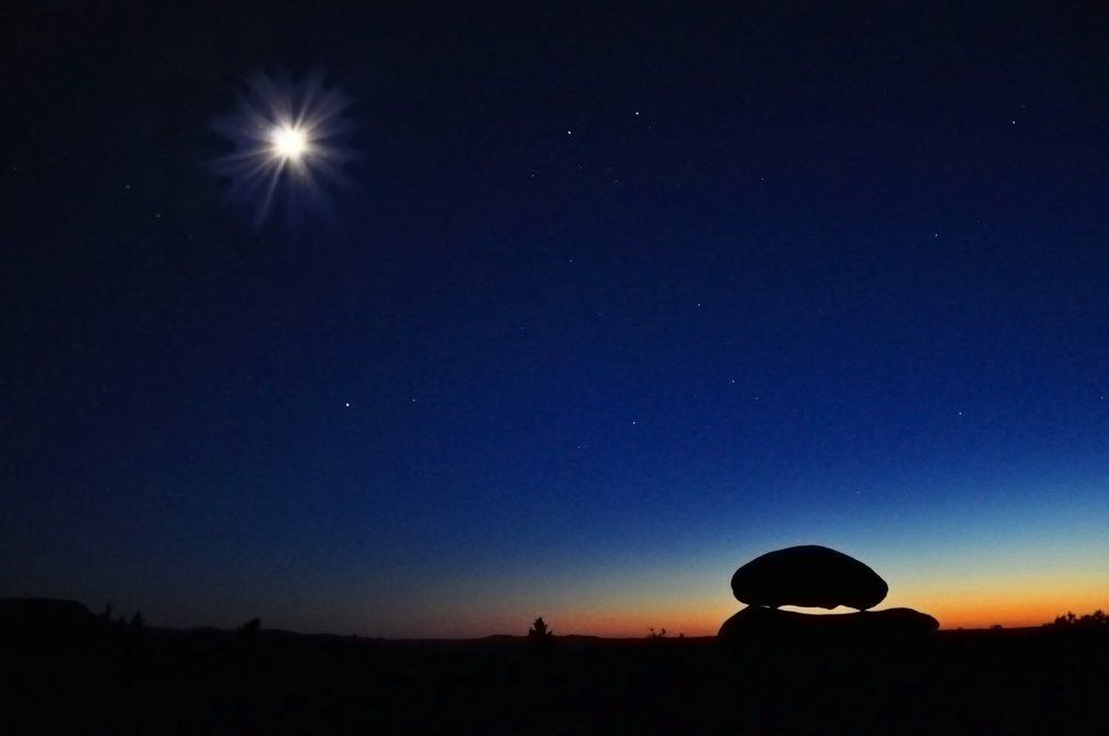 Луна и камень