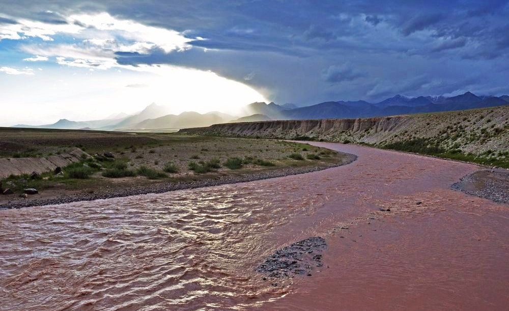 Синее небо, красная река