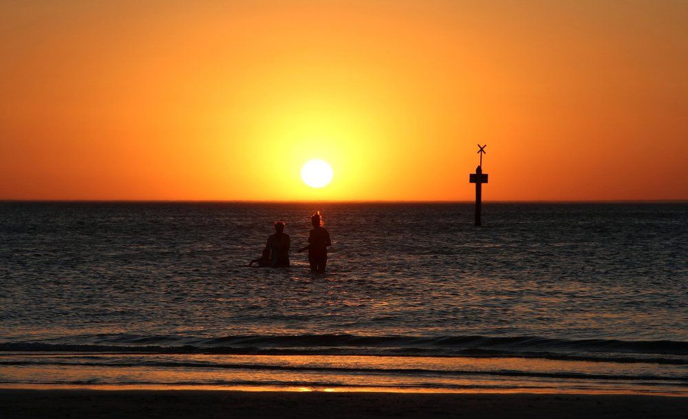 Вечер на морском  пляже