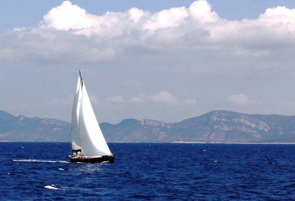 Белеет парус одинокий.