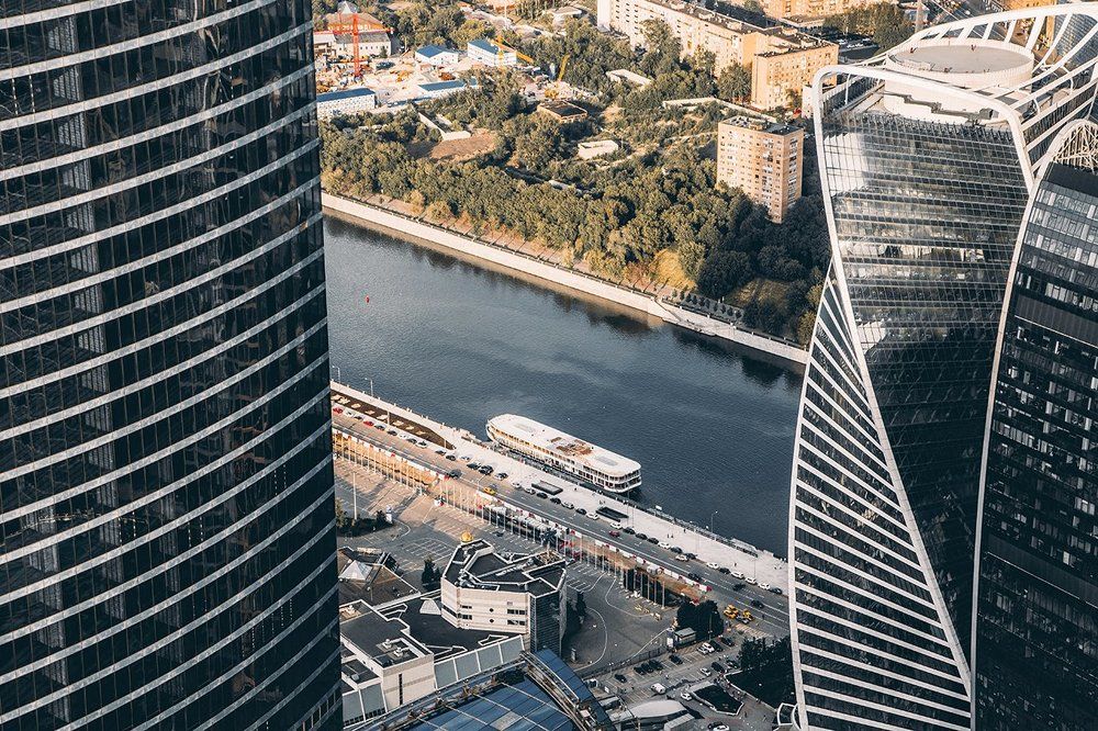 Между