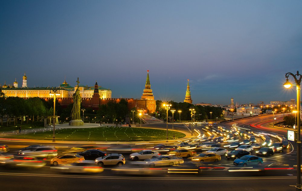 у дома Пашкова