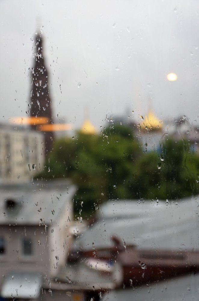 стекло с каплями дождя