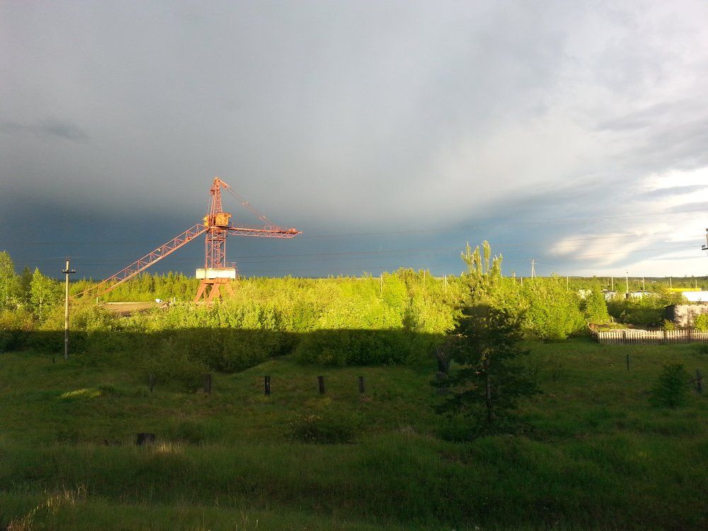 Проезжая мимо, ощущаешь в окружающей природе красоту развала человеческих стараний