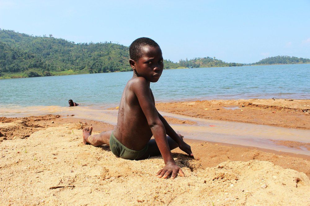 Le gamin à la plage