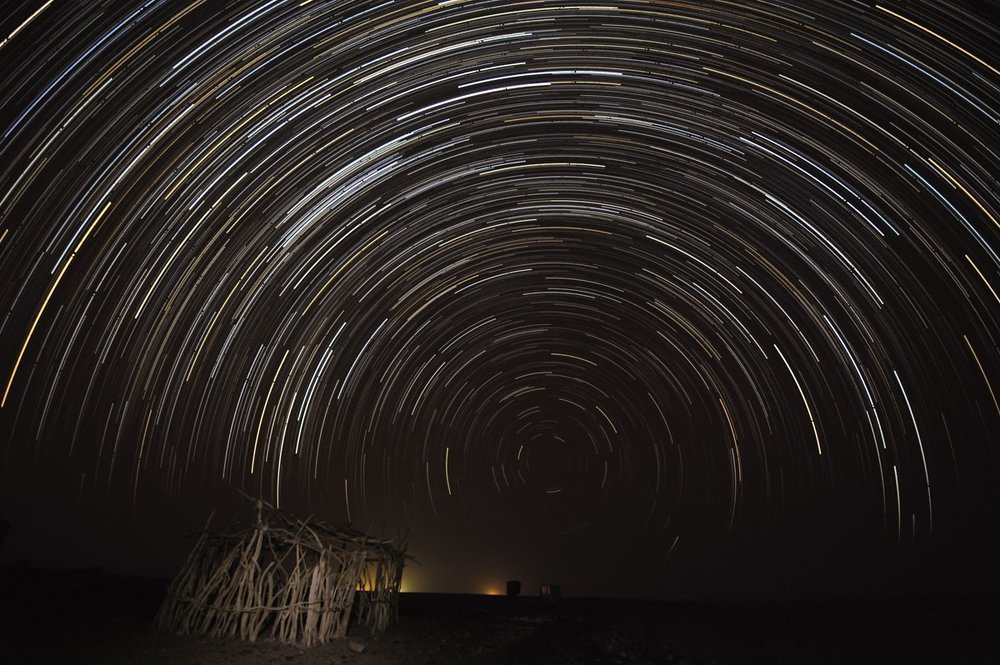 Ночной пейзаж с недостроенной хижиной и туалетом на заднем плане. Night landscape with unfinished hut and toilet in the background