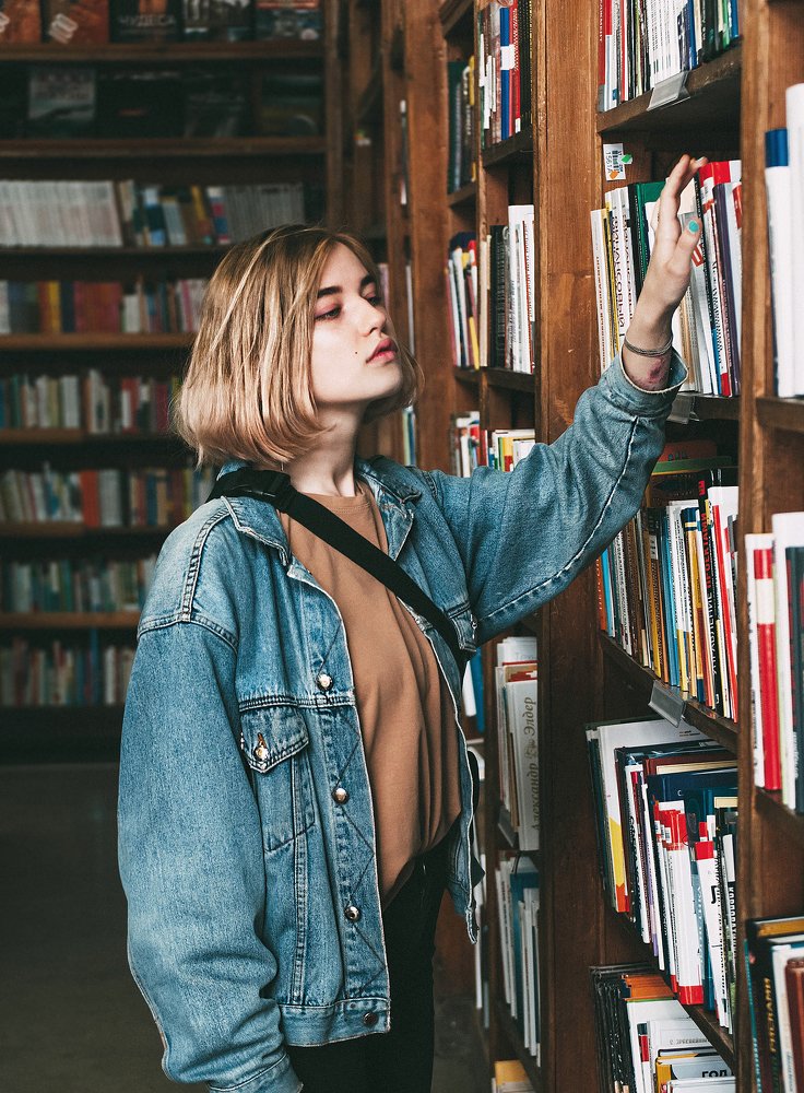 Девушка и книги