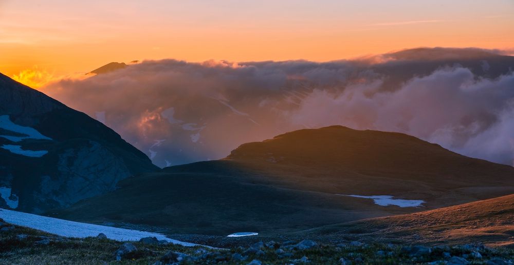 Садилось солнце за горою