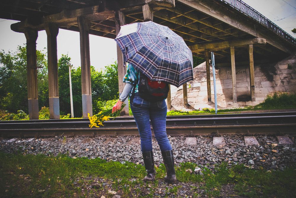 Девушка с цветком