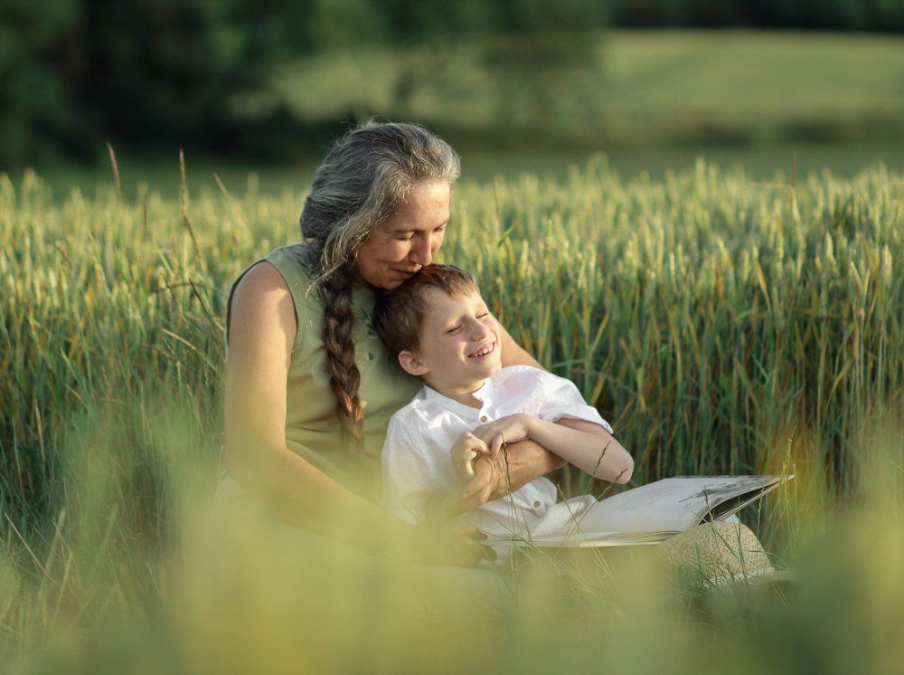 Тёплый летний вечер, бабушка с внуком.