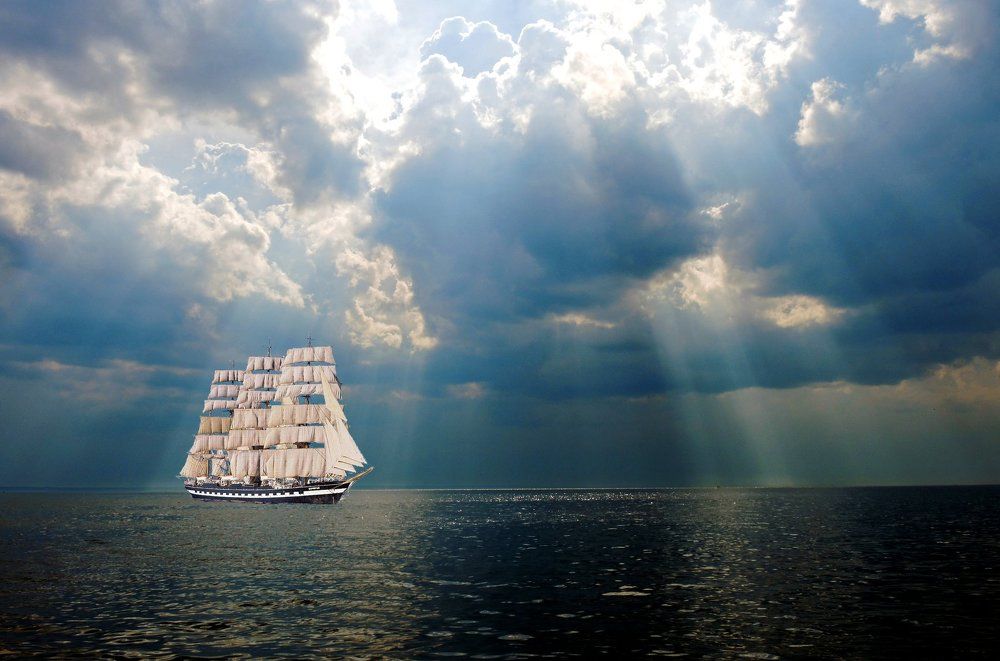 На седых просторах моря...