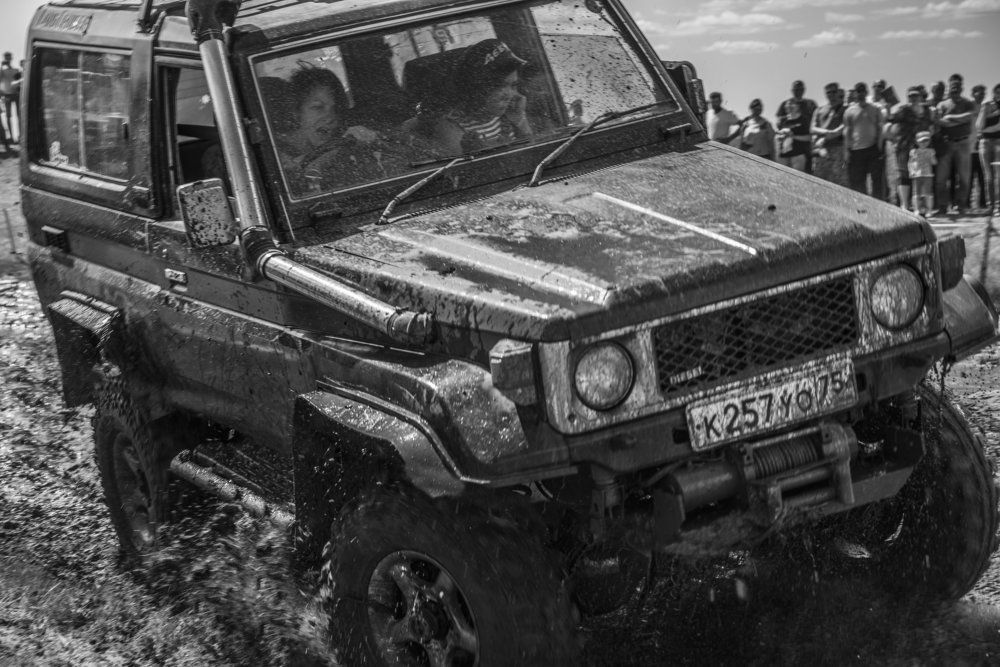 нас не догонят...