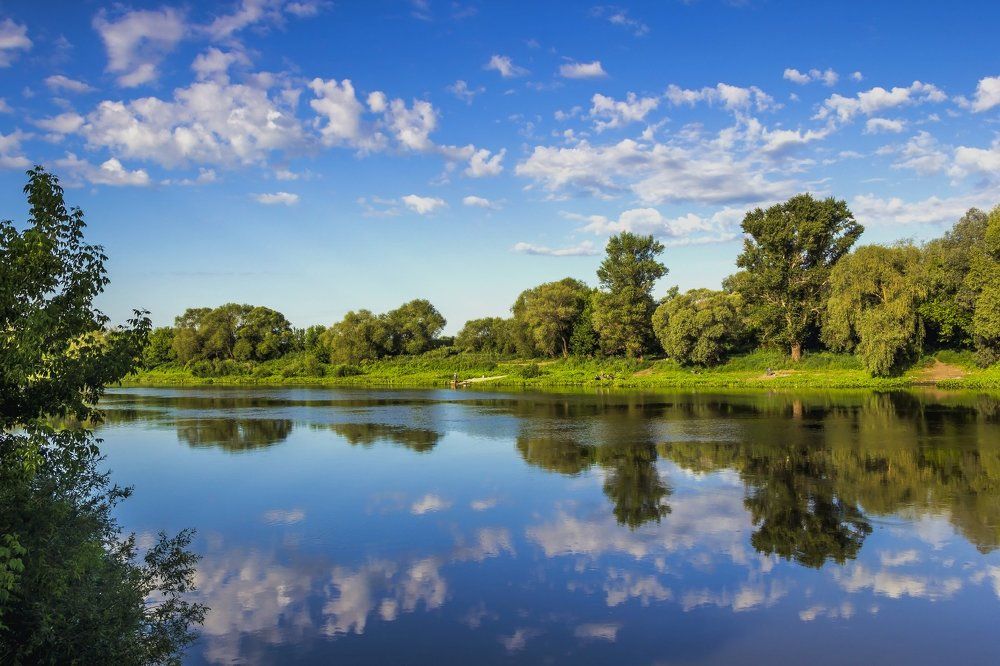 С берега реки..