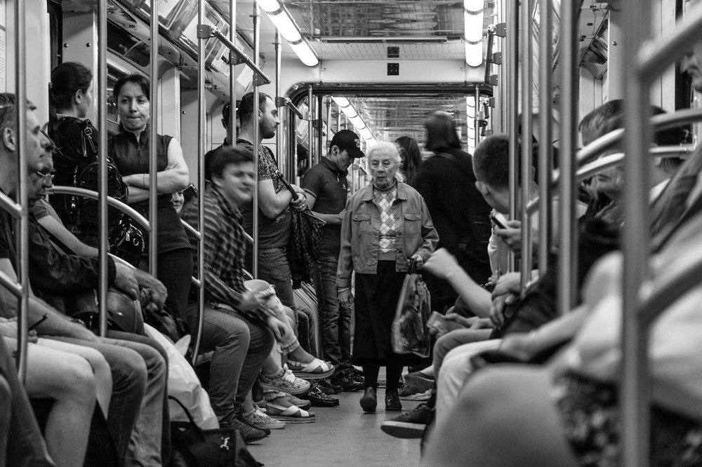 В метро....