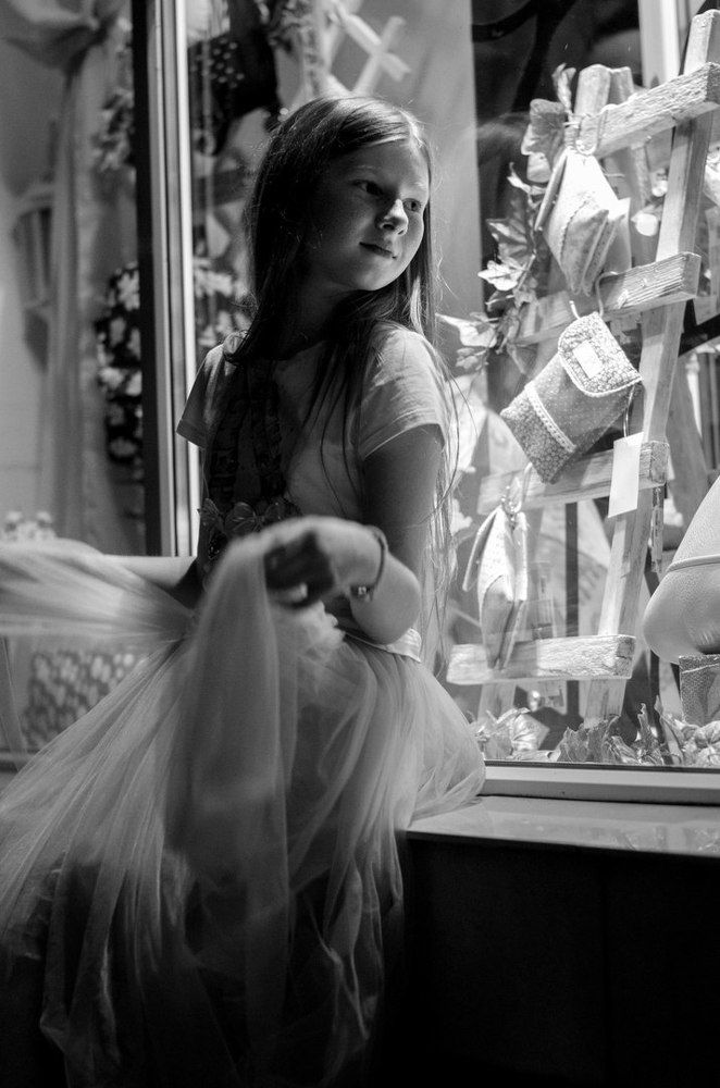 Ночь. Лишь светятся витрины.