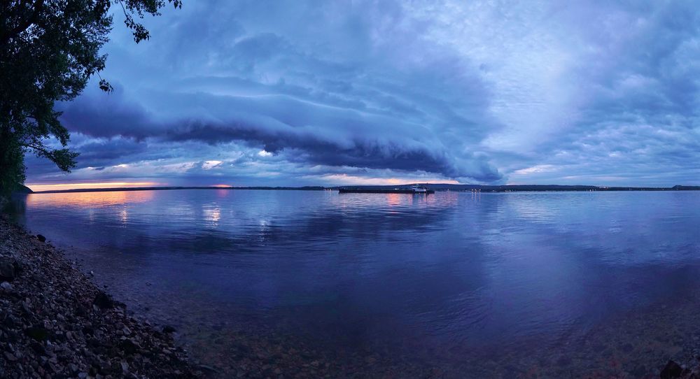 Волга. Грозовой фронт