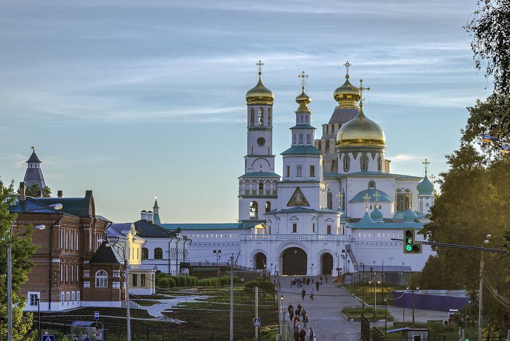 В лучах закатного солнца