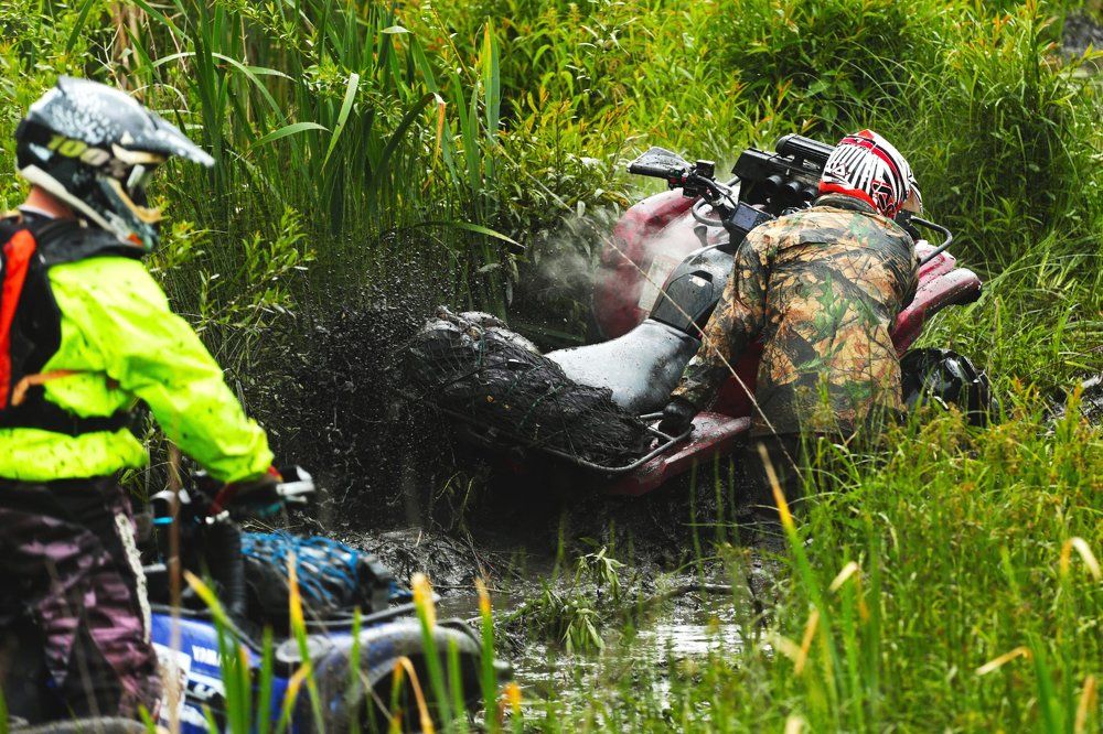 В грязи застрял.