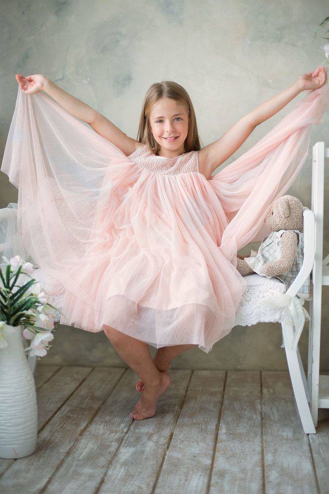 Алика играет