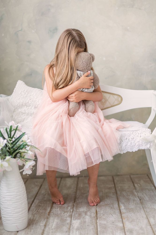 Алика играет