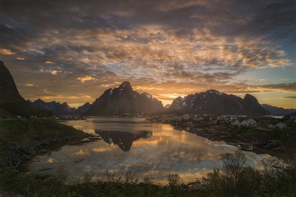 Midnight sun in Reine