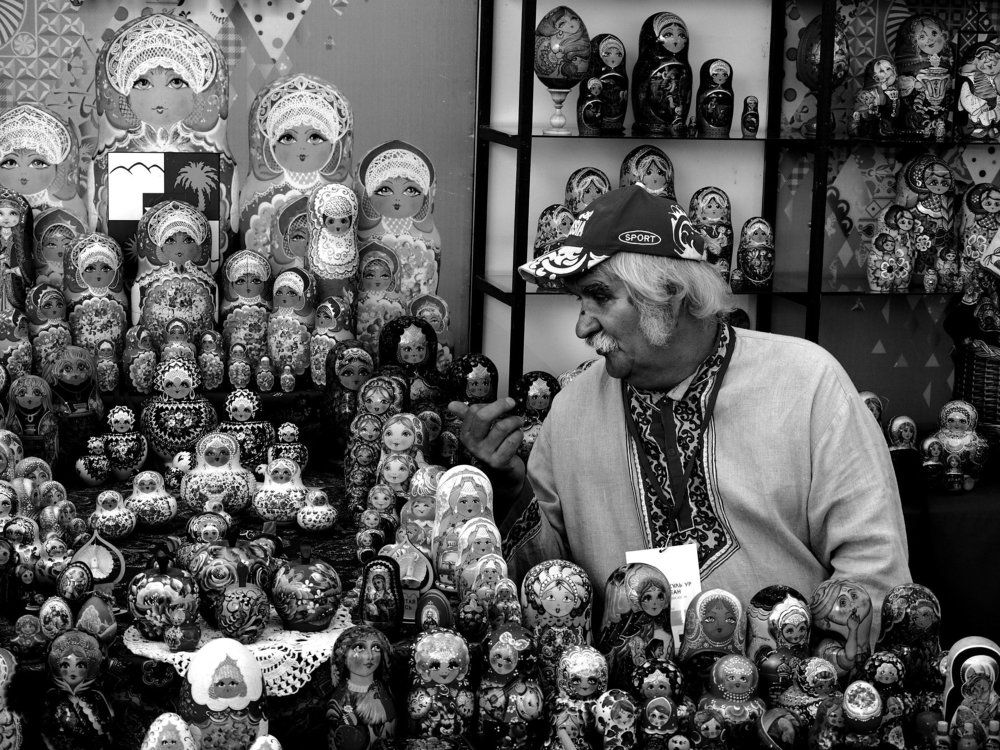 Продавец матрешек