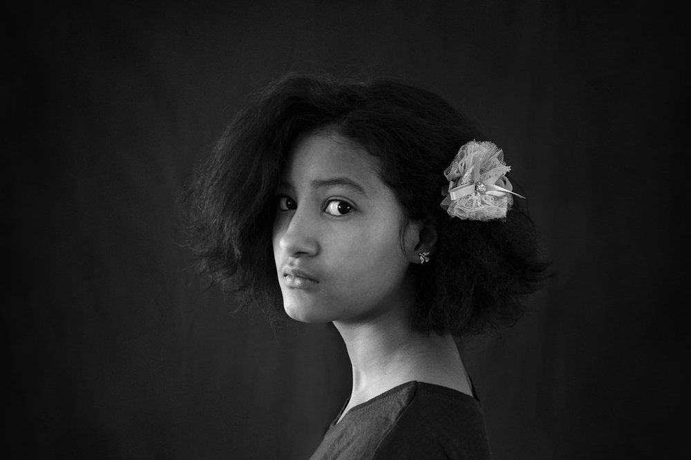 Девочка с заколкой для волос