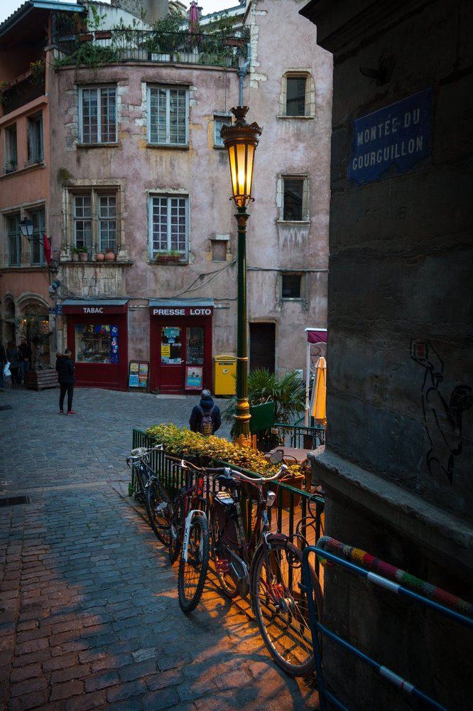 Маленькие улочки вечернего Парижа