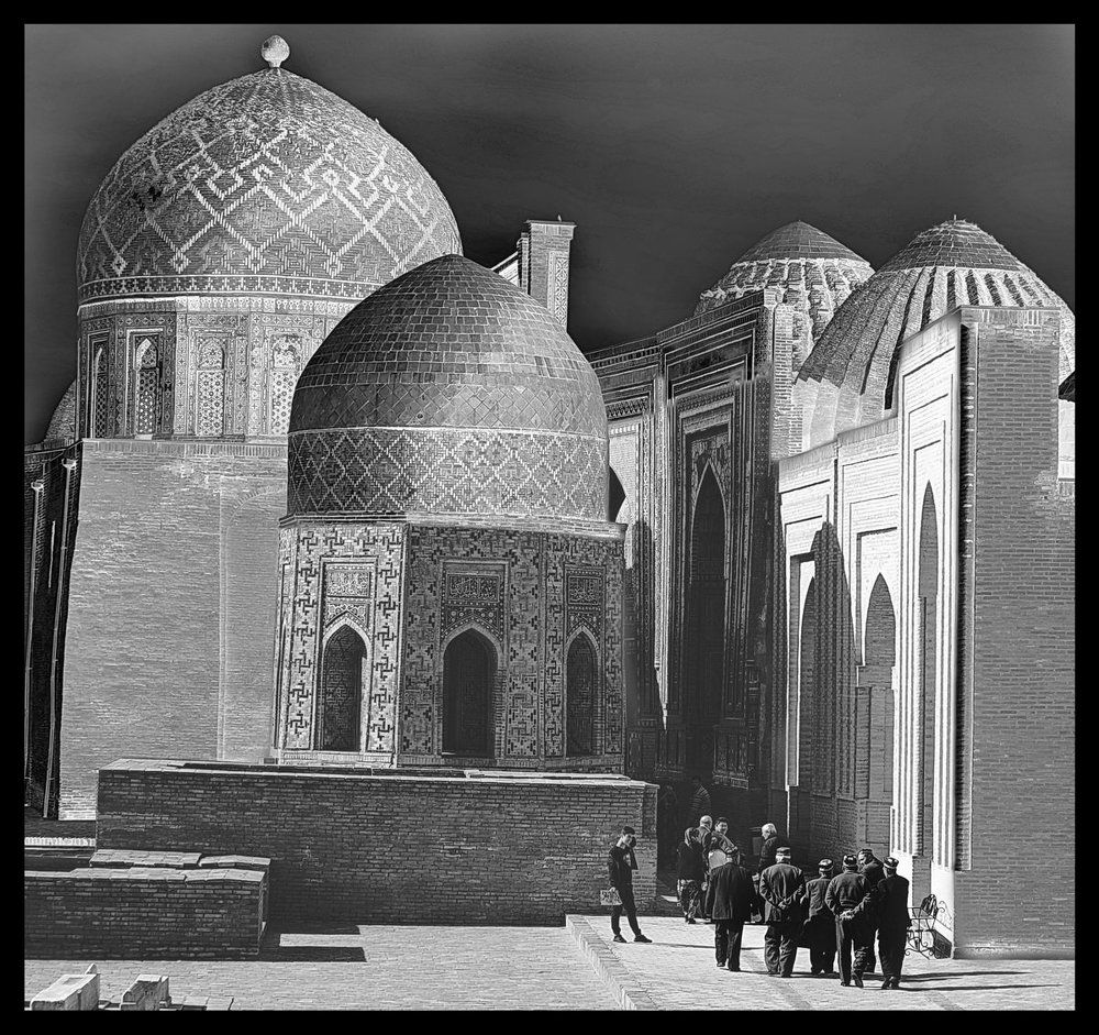 На  поклонение святым ШАХ И ЗИНДА.