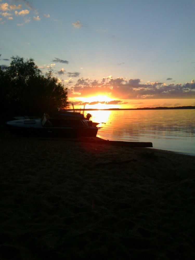 закат на берегу реки