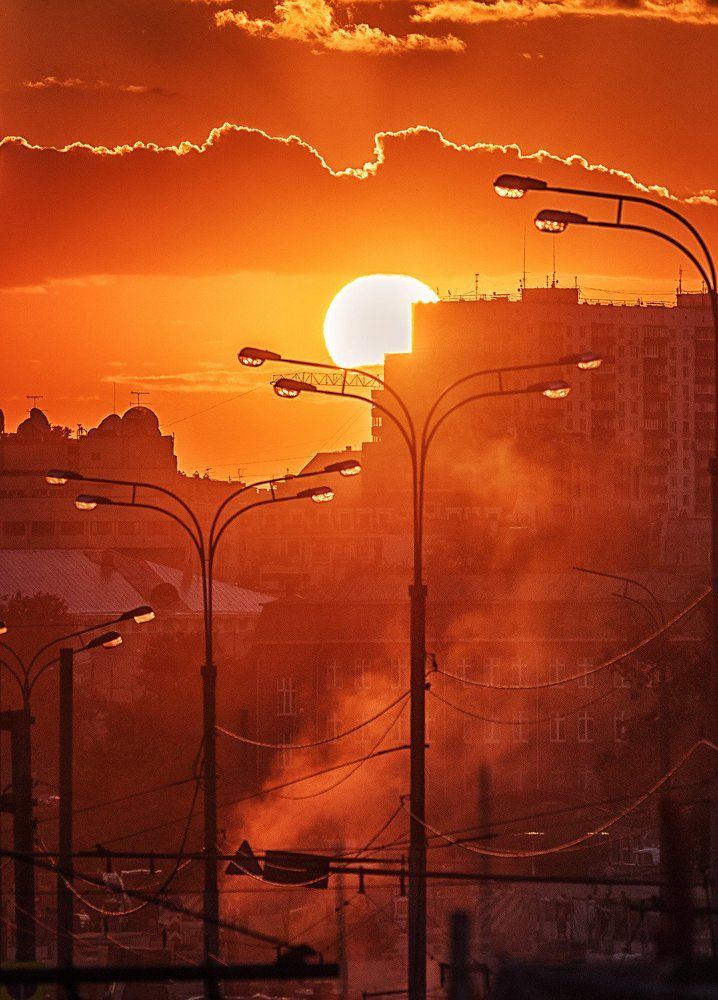 Город засыпает.