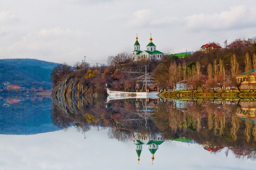 В дали от суеты и праздности фальшивой...