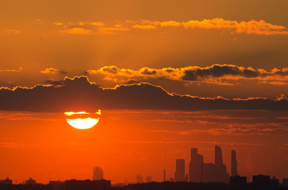 Закат над городом.