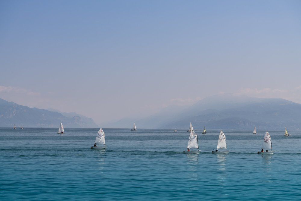 под парусами