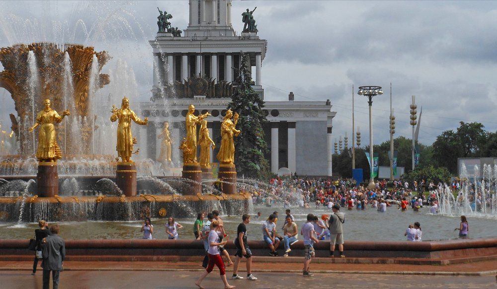 Москва. В жаркий день на ВДНХ