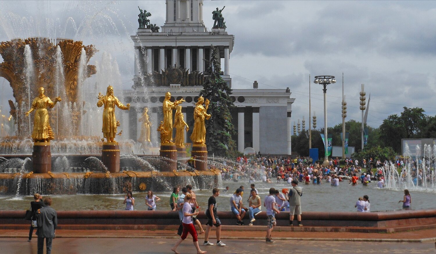 Москва. В жаркий день на ВДНХ