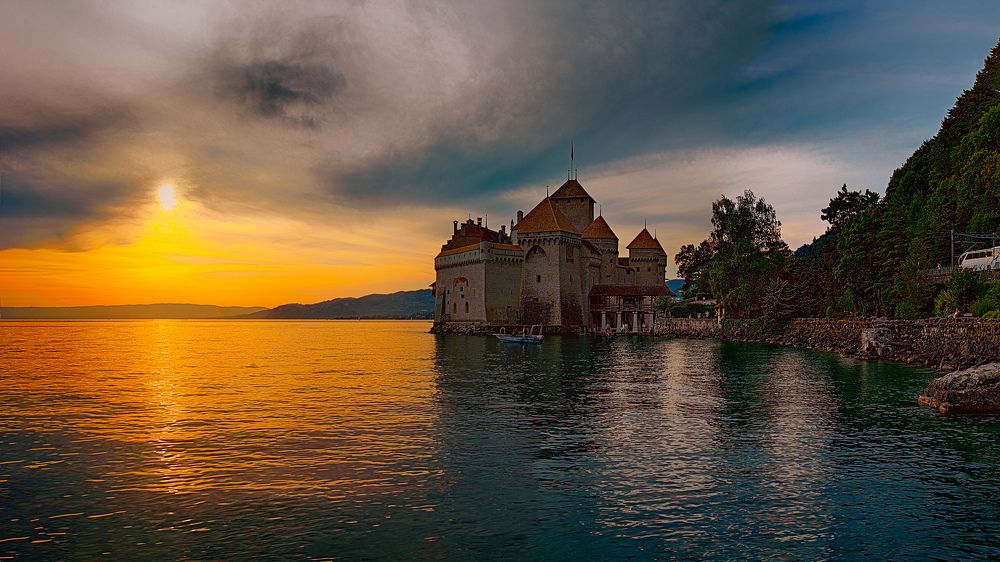 Шильонский замок на закате.