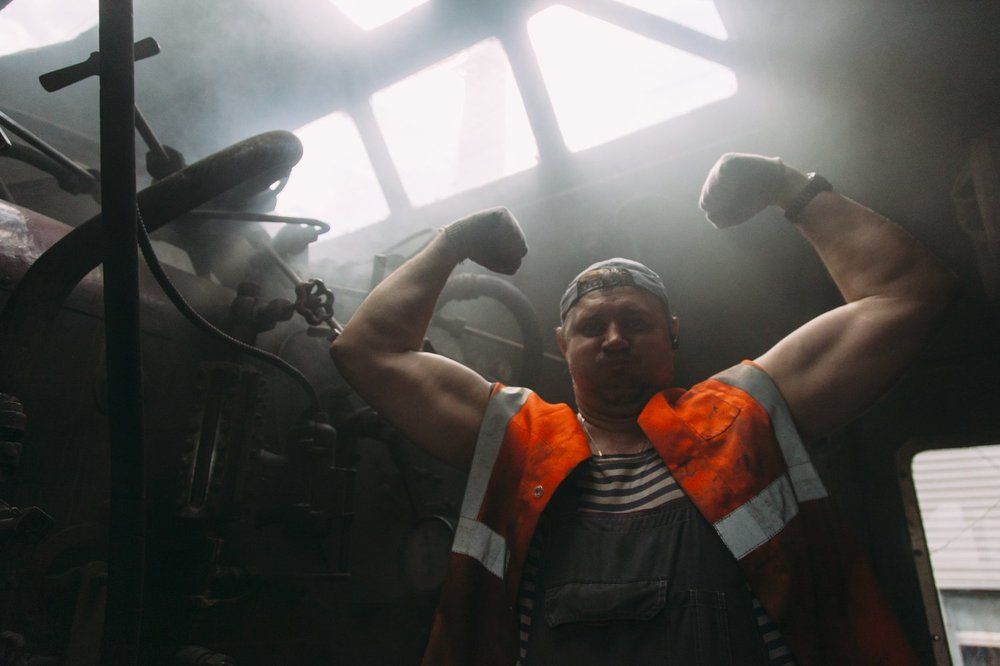 Машинист в паровозе