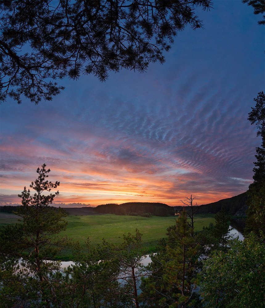 Прекрасный, тёплый закат на реке Реж