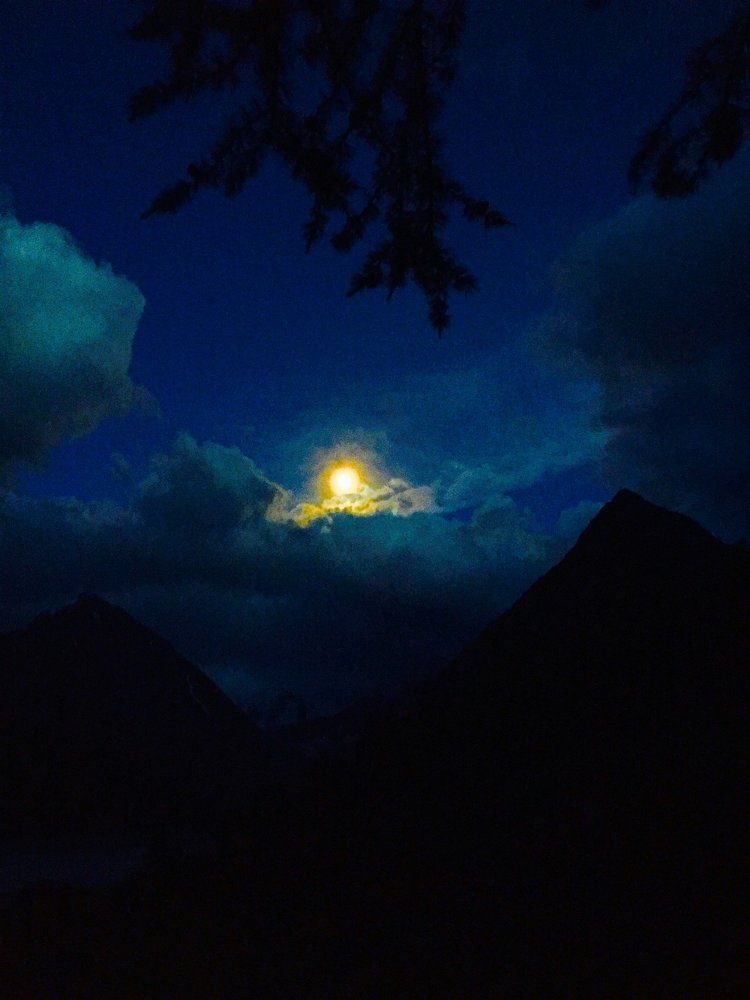 Лунная ночь в горах