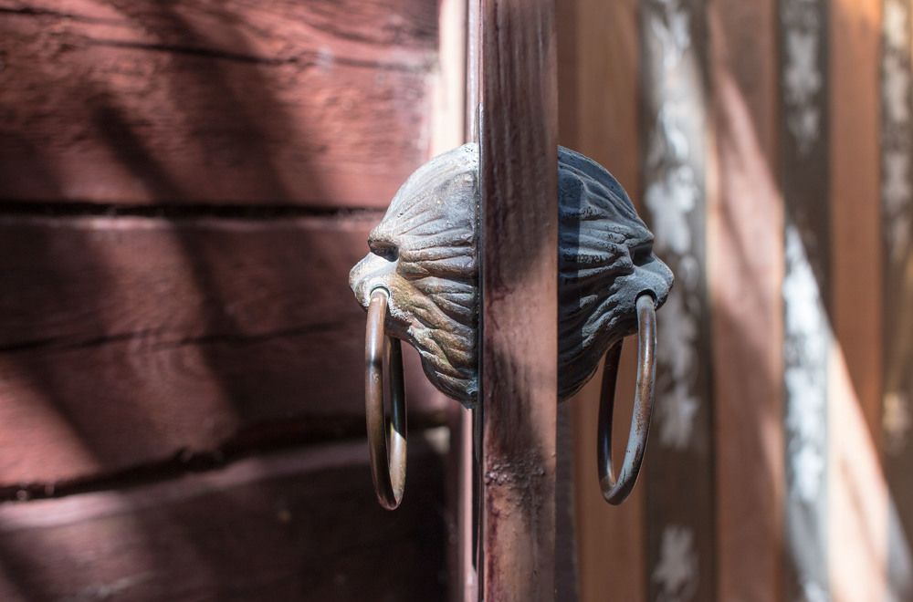 IN / OUT или для  всех светит солнце