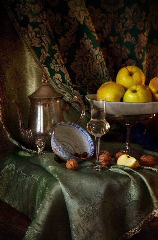 Натюрморт с яблоками и орехами