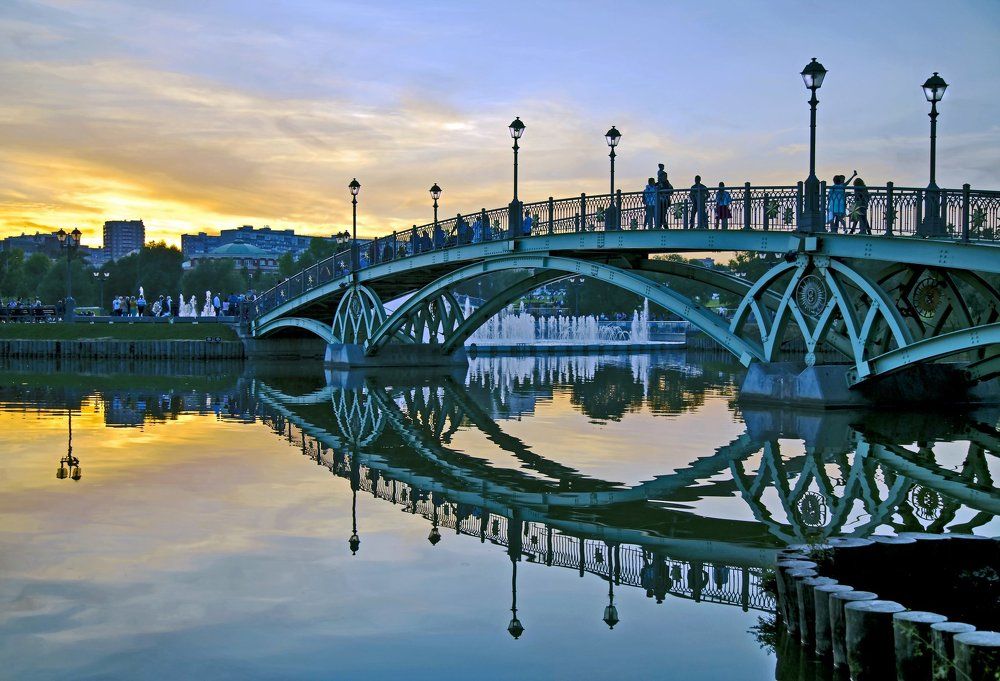 На горбатом мосту.