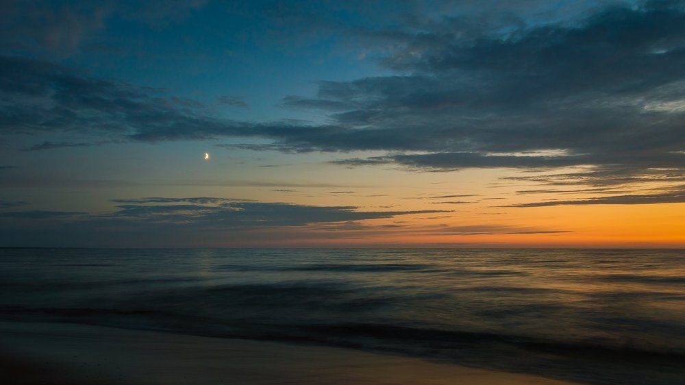 Луна на закате