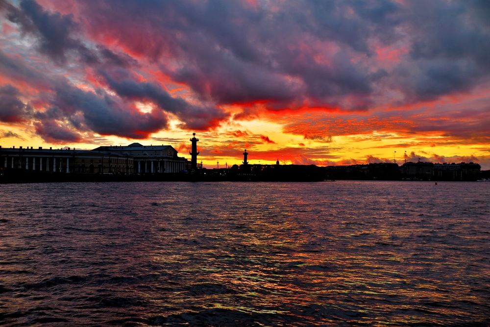 Закатное зарево над Невой