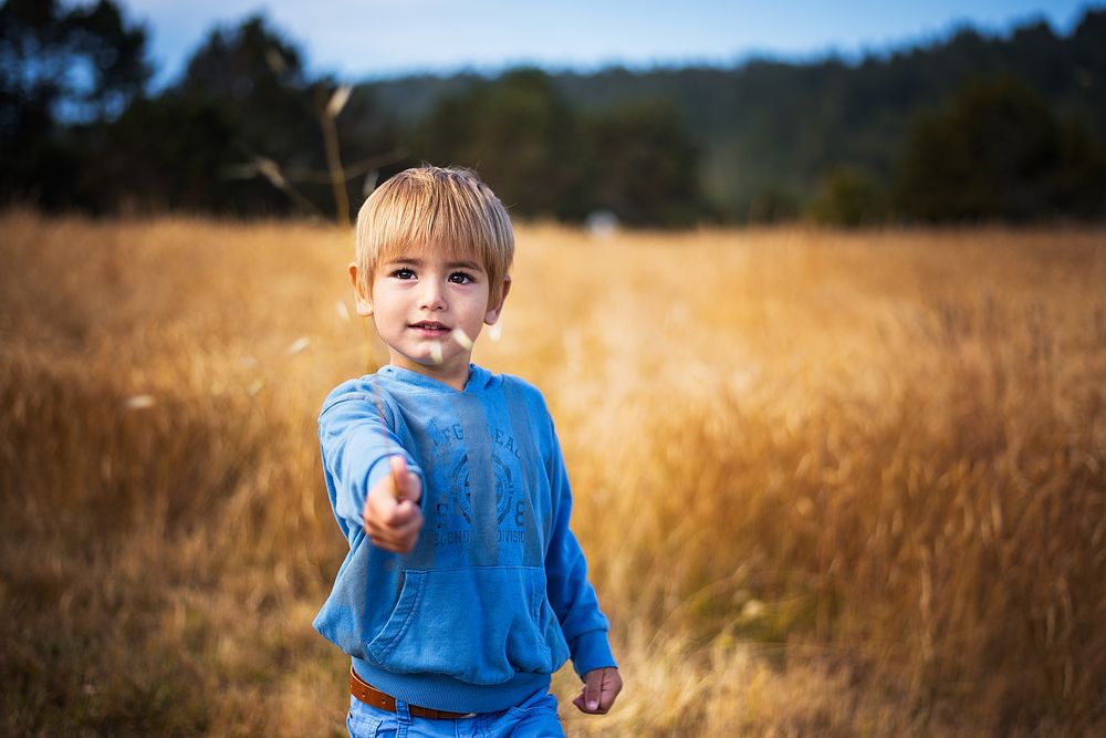 Мама, держи травинку!