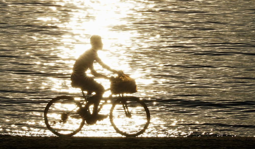 По кромке пляжа городского