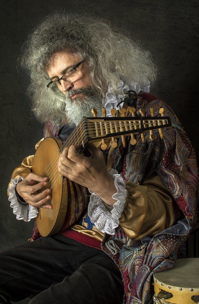 Singer the lute