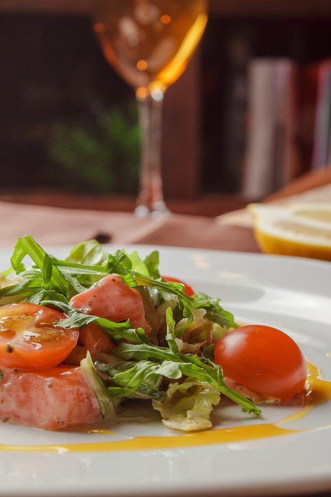 Может вина?